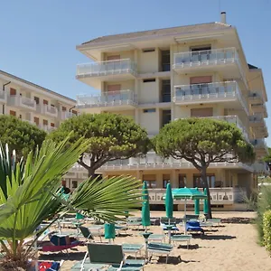Diplomatic-residence Fronte Mare-piazza Torino-lido Di Apartmán